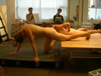 Голая натурщица в классе