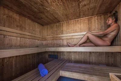 Нудистки в бане