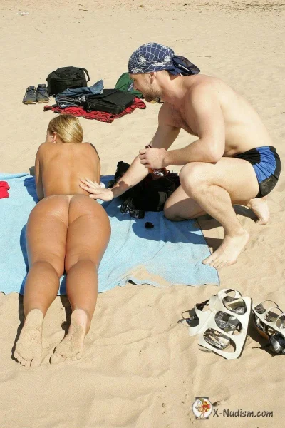 На пляже в стрингах