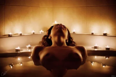Фотосессия в ванной со свечами