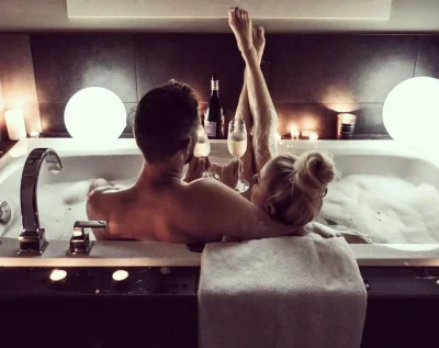 Мужчина и женщина в ванне