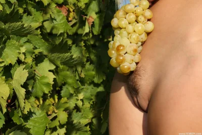 Эротическая фотосессия с виноградом