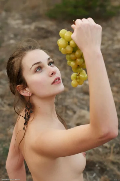 Девушка в винограднике ню