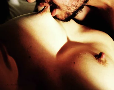 Поцелуй женской груди