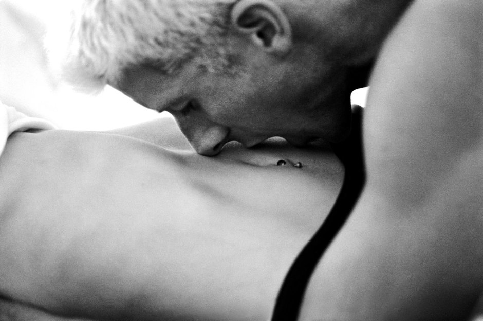 Целует животик