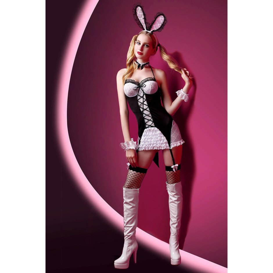 Девушка в костюме зайки полу