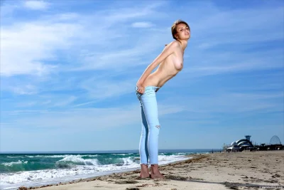 Голая девушка в джинсах