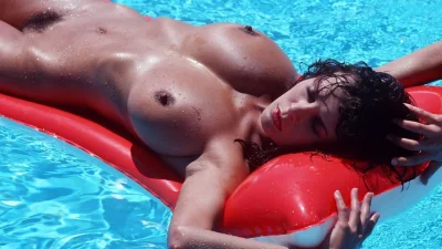 Большие сиськи в бассейне