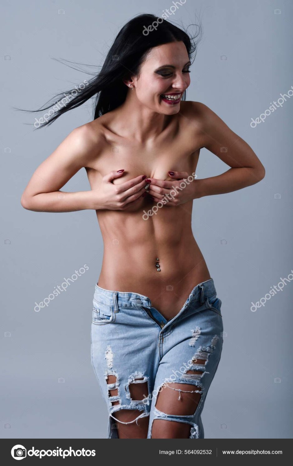 Брюнетка в джинсах топлесс