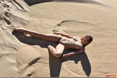 Девушки голышом на песке