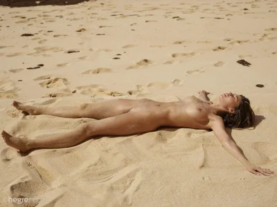 Голые бабы загорают на песке