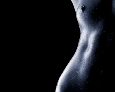 Белое мокрое голое тело