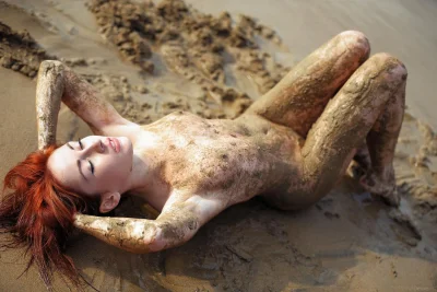 Голая в грязи