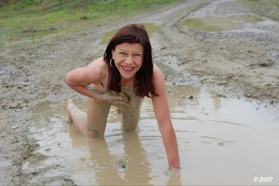 Голая женщина в грязи