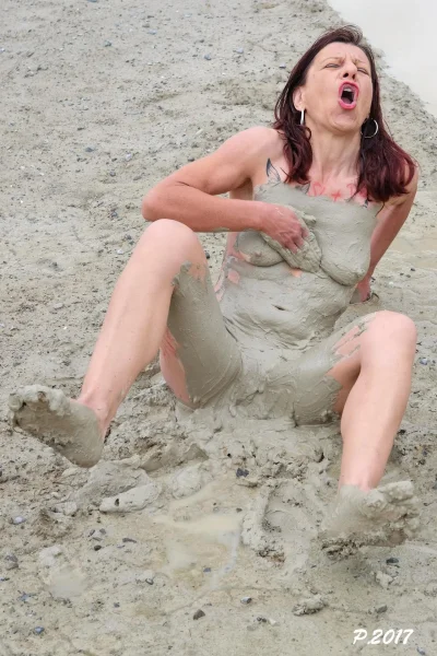 Женщины купаются в грязи