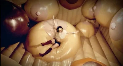 Гигантские надувные сиськи