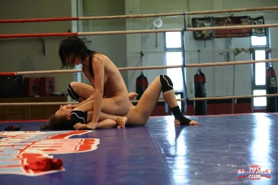 Драка голых девушек