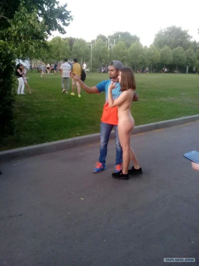 Девочки разделись в парке