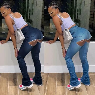 Джинсы с порванной ягодицей