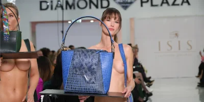 Голые женщины на подиуме