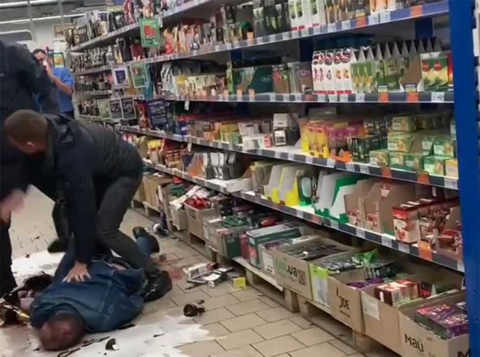 Напал с ножом на коллегу неадекват в пятерочке новокузнецка