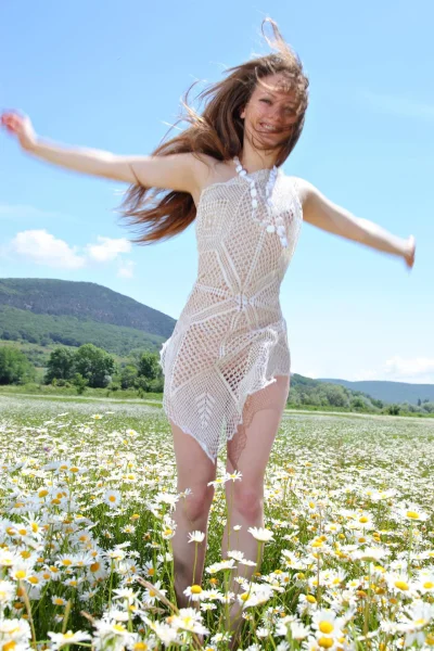 Голая женщина в ромашковом поле