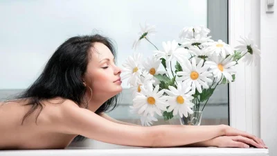 Женщина с ромашками