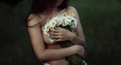 Девушка прикрывается цветами