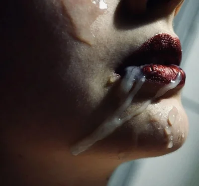 Влажные губы