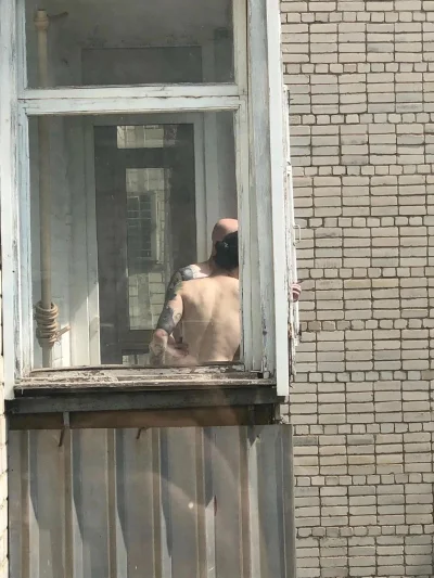 Женщина на балконе