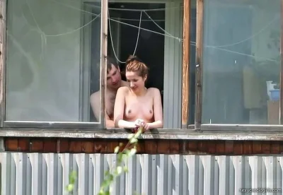 Голые женщины в окнах домов
