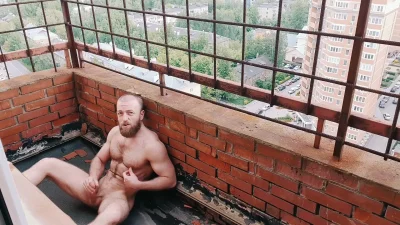 Мастурбирует на балконе