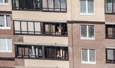 Голышом на балконе