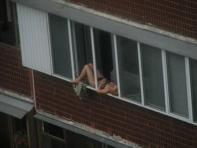 Загорает на балконе