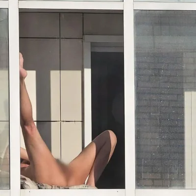 В красноярске девушка загорала на балконе