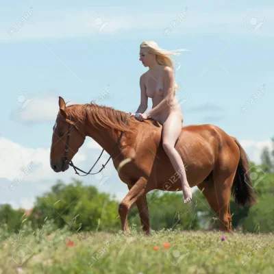 Верхом на лошади голышом