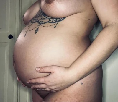 Живот беременной тройней