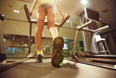 Девушка на беговой дорожке