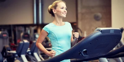 Женщина на беговой дорожке