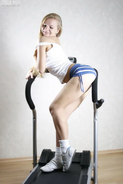 Девушка на велотренажере