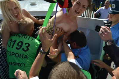 Голые женщины на акции протеста