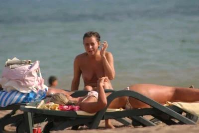 Жена топлесс на пляже
