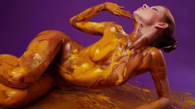 Голая девушка обмазанная маслом