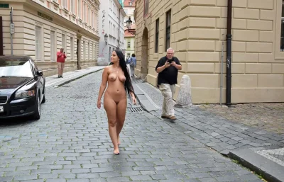 Голышом по улице