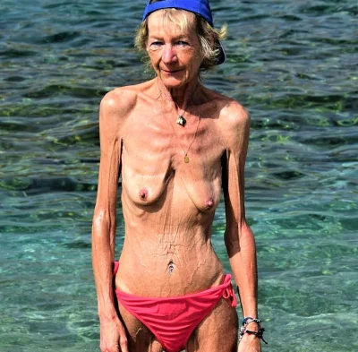 Старуха голая