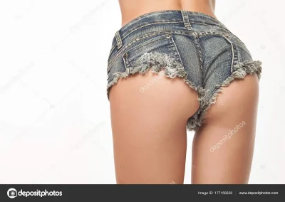 Упругая попка в джинсовых шортах