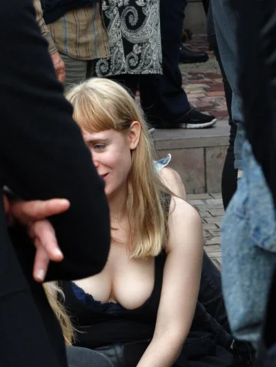 Школьница засветила сиськи