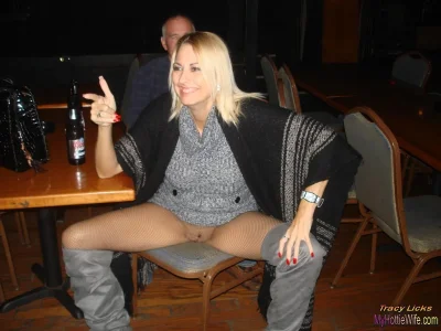 Зрелая под юбкой