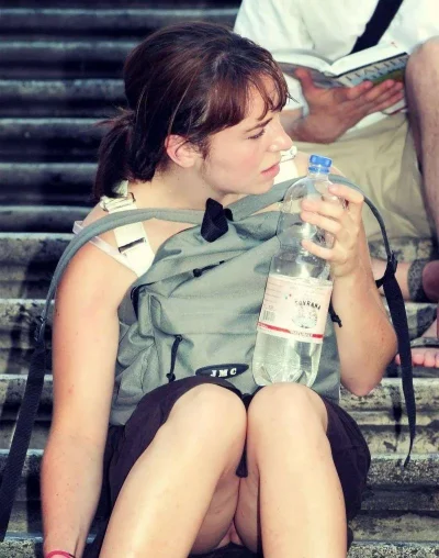 Засветы девушек под юбкой