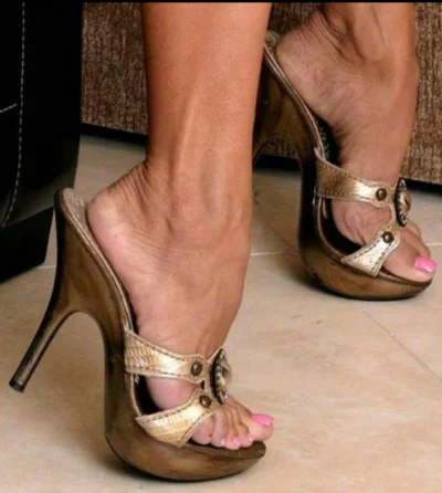 Ступни зрелых женщин